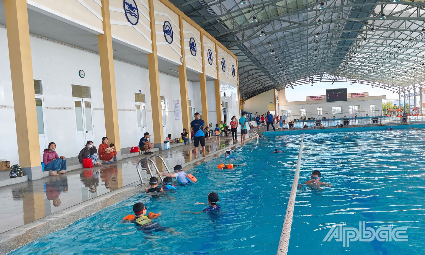 Trẻ học bơi tại Hồ bơi - Trung tâm Huấn luyện và Thi đấu thể thao tỉnh Đồng Tháp.