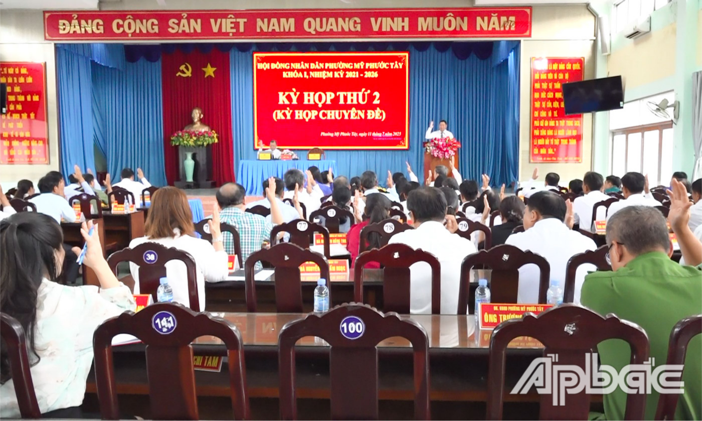 Đại biểu thông qua các dự thảo nghị quyết.