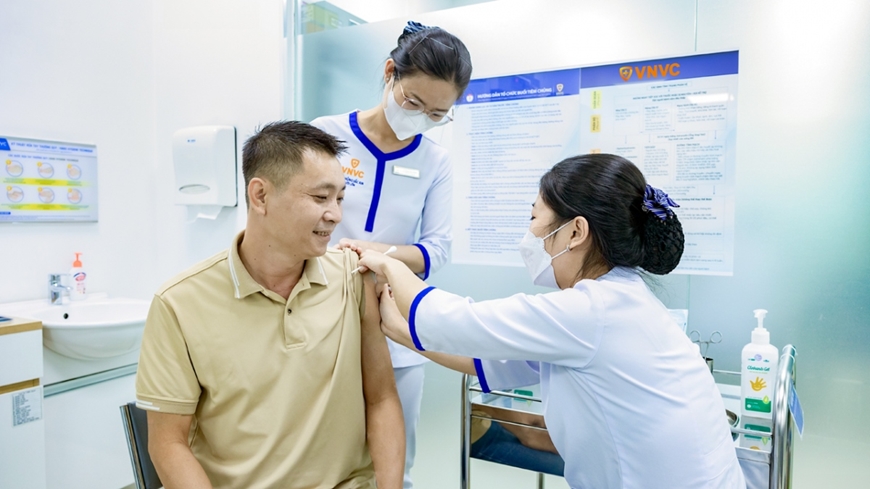 Tiêm vaccine phòng sốt xuất huyết tại Hệ thống tiêm chủng VNVC. Ảnh: PHONG LAN
