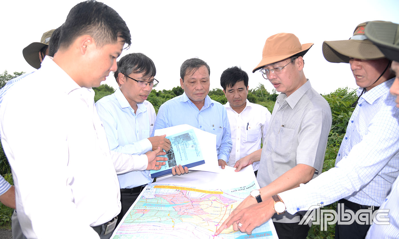 Lãnh đạo tỉnh khảo sát vị trí đầu tuyến của Dự án Tuyến đường bộ ven biển qua địa bàn tỉnh.