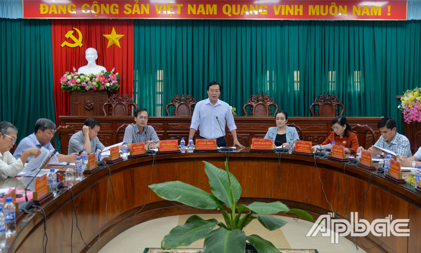Đồng chí Lê Quốc Phong phát biểu tại cuộc họp.