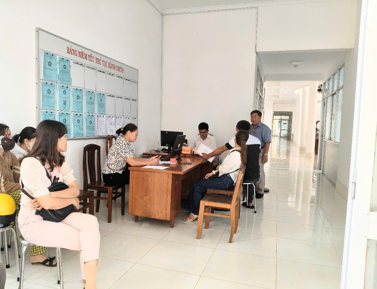 Đồng chí Nguyễn Hải Hiệp, Phó Chủ tịch UBND phường Long Thuận theo dõi quá trình hướng dẫn cho người dân tại Trung tâm Phục vụ hành chính công.