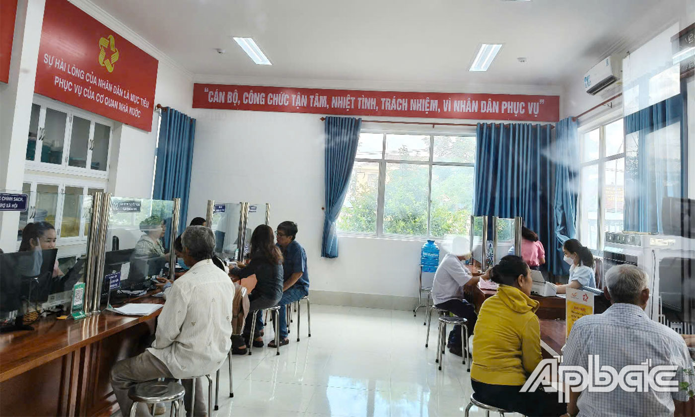 Người dân phường Long Thuận đến liên hệ giải quyết thủ tục hành chính.