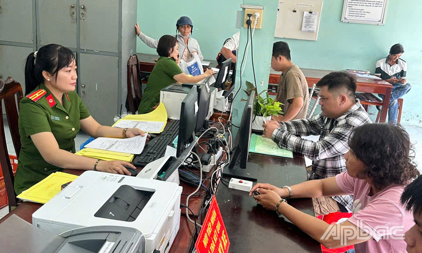 Người dân đến làm thủ tục cấp, đổi GPLX tại Công an phường Sa Đéc.