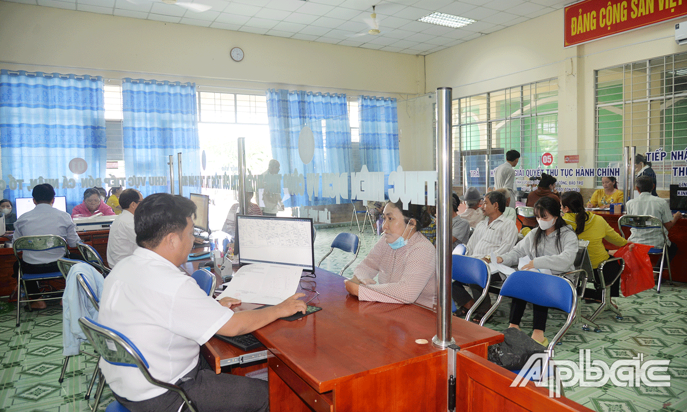 Lượng người dân đến làm thủ tục hành chính khá đông, nhưng quy trình tiếp nhận và giải quyết diễn ra trật tự, nhanh gọn
