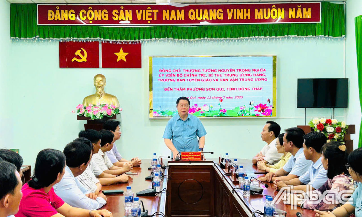 Đồng chí Nguyễn Trọng Nghĩa, Uỷ viên Bộ Chính trị, Trưởng Ban Tuyên giáo và Dân vận Trung ương đến thăm, tìm hiểu tình hình hoạt động của phường Sơn Qui sau sáp nhập.