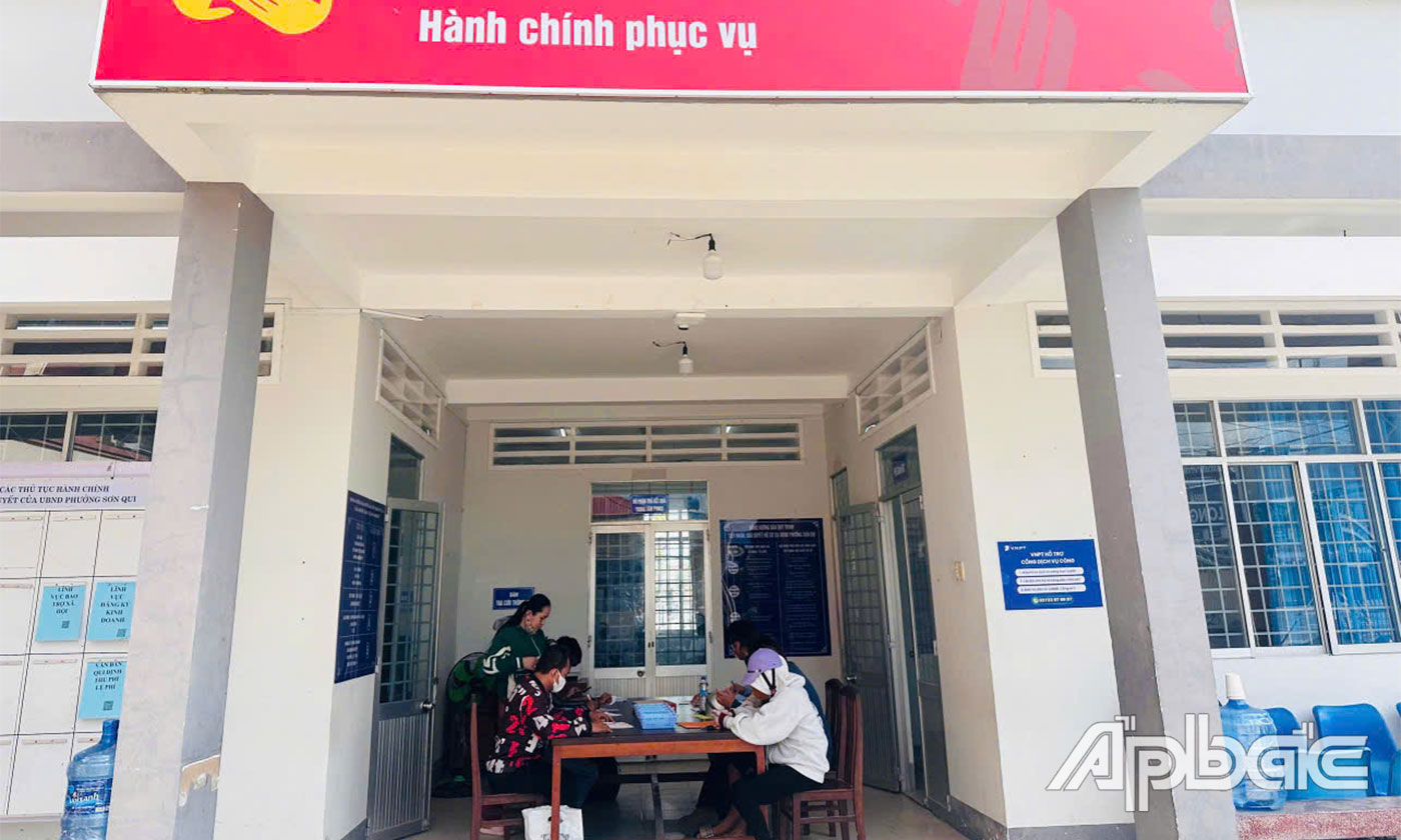 Người dân đến thực hiện TTHC tại Trung tâm Phục vụ hành chính công phường Sơn Qui.