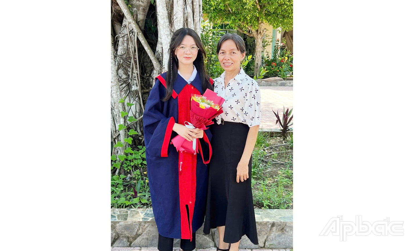  Em Lê Nguyễn Thiên Hương và mẹ. 