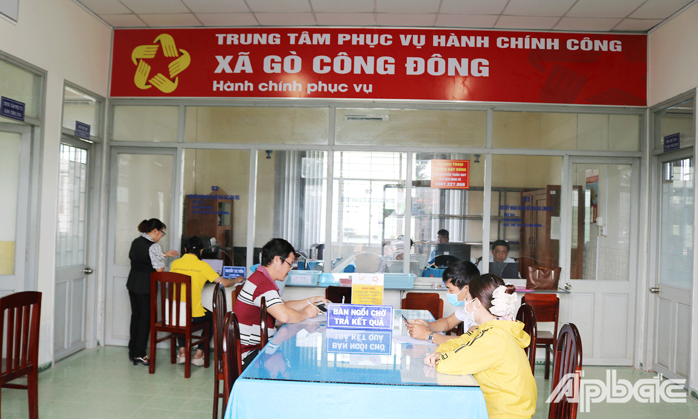 Người dân đến làm thủ tục tại Trung tâm phục vụ hành chính công xã Gò Công Đông 