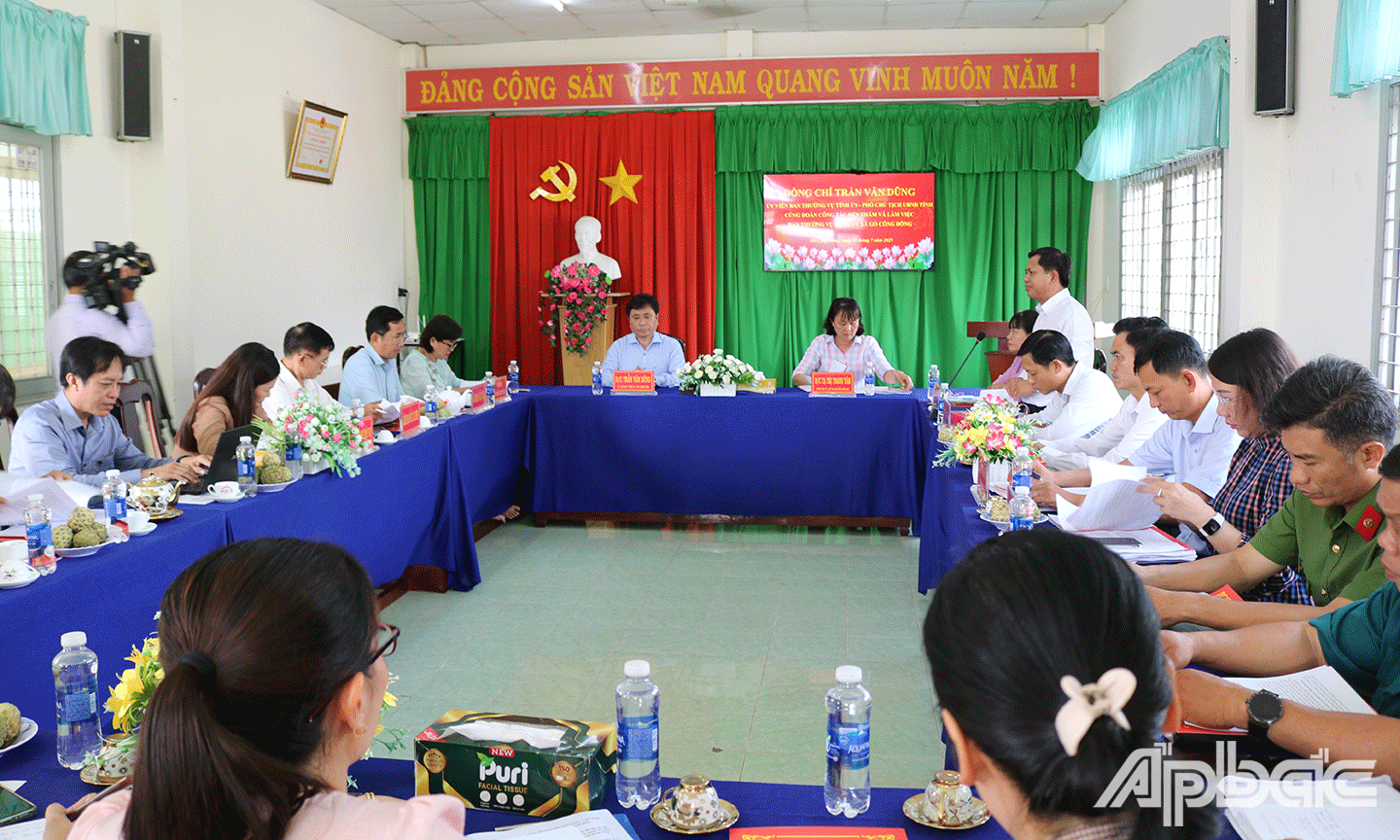 đồng chí Trần Văn Dũng Ủy viên Ban Thường vụ Tỉnh ủy - Phó Chủ tịch UBND tỉnh Đồng Tháp cùng đoàn công tác đến thăm và làm việc với Ban Thường vụ Đảng ủy xã Tân Điền và xã Gò Công Đông 