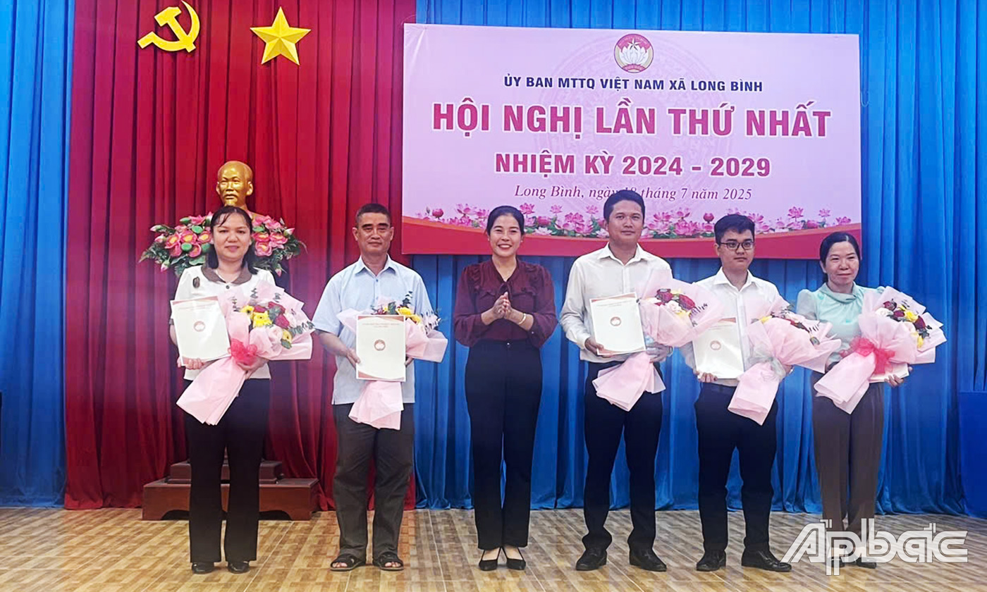 trao quyết định thành lập Ủy ban MTTQ xã