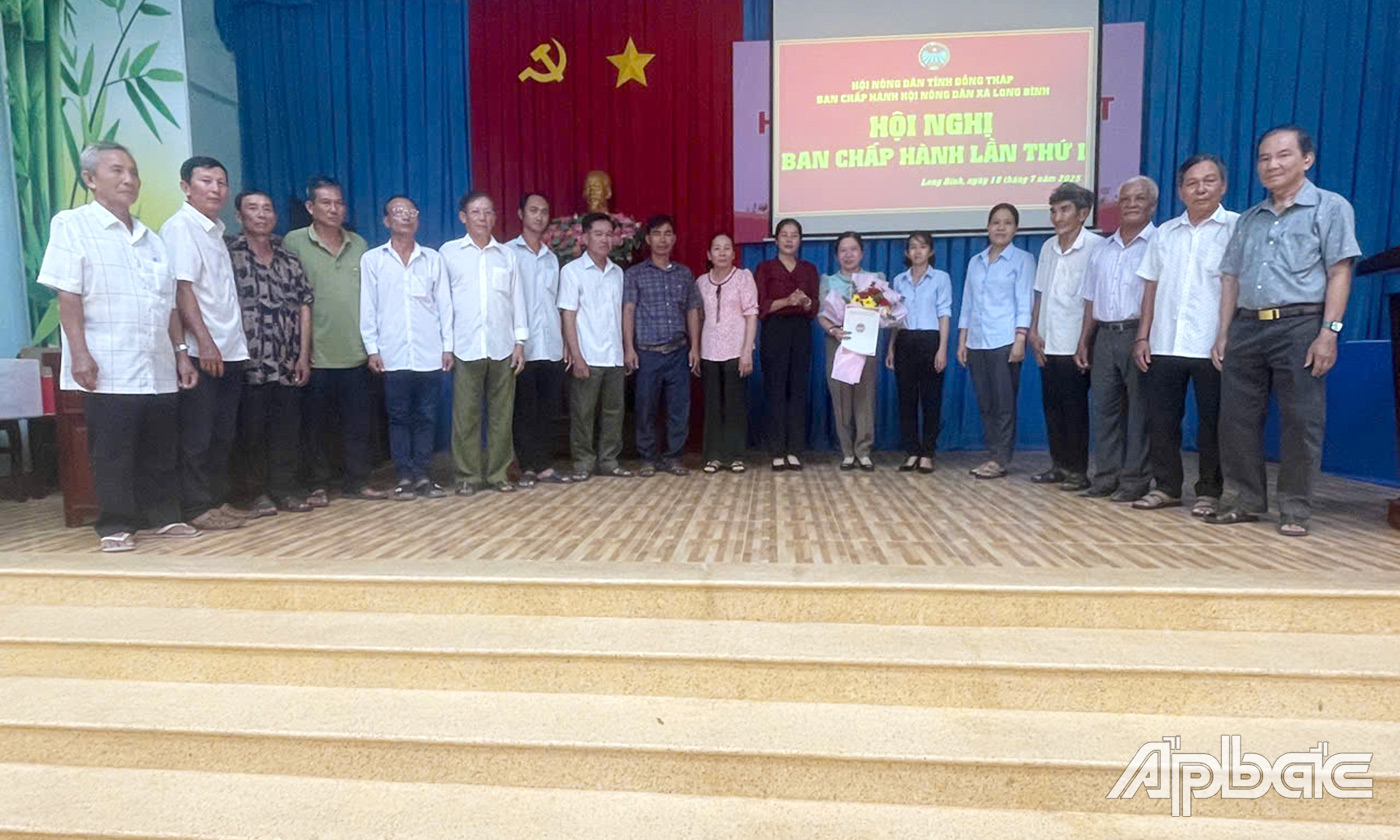 trao quyết định cho Ban Thường vụ Hội Nông dân xã