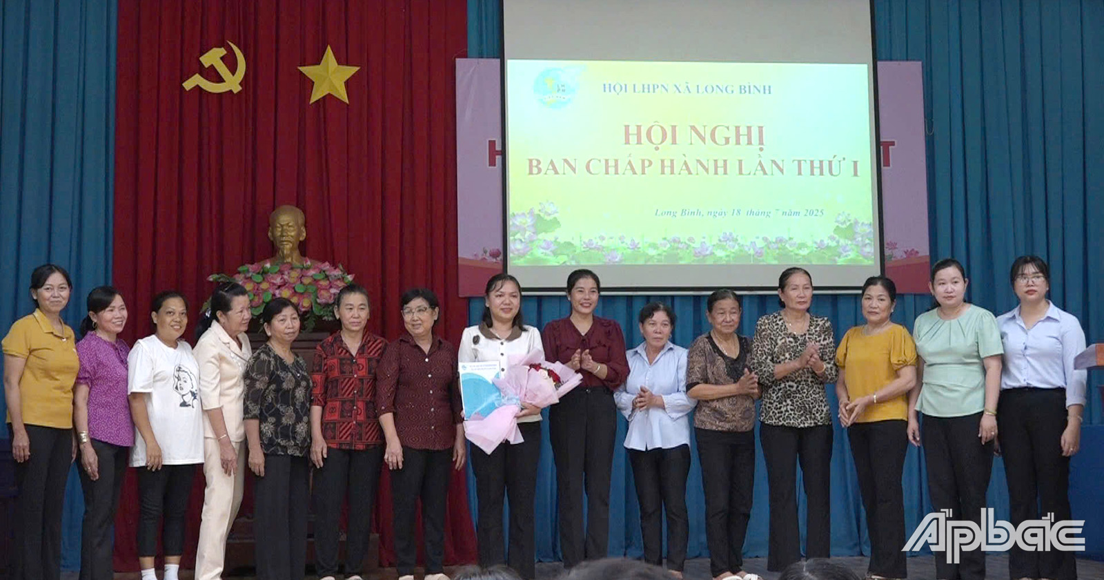 Trao quyết định cho Ban Thường vụ Hội Liên hiệp phụ nữ xã tại hội nghị