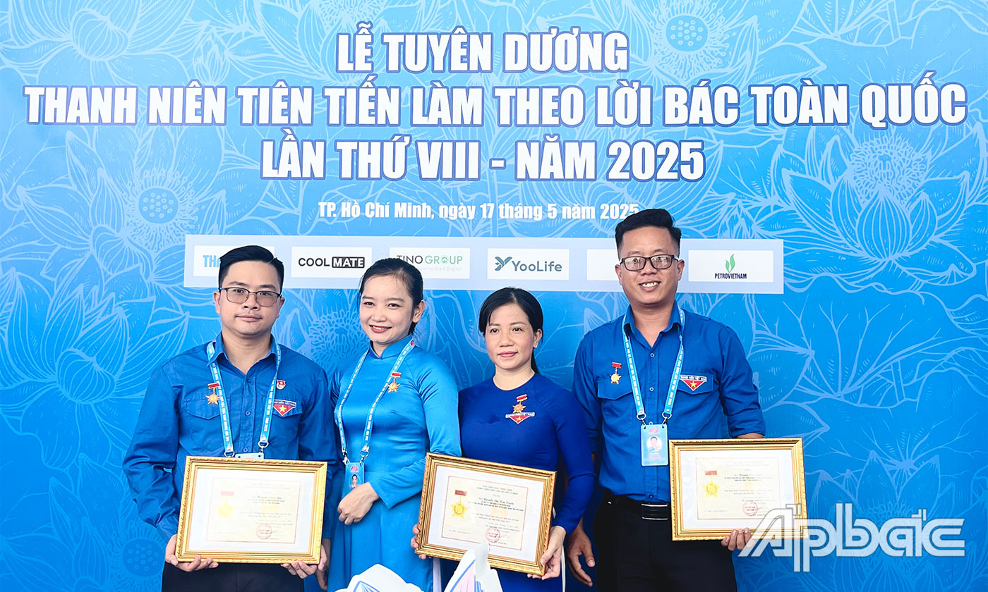 Anh Hiếu (bìa phải) được tuyên dương Thanh niên tiêu biểu toàn quốc học tập Bác.
