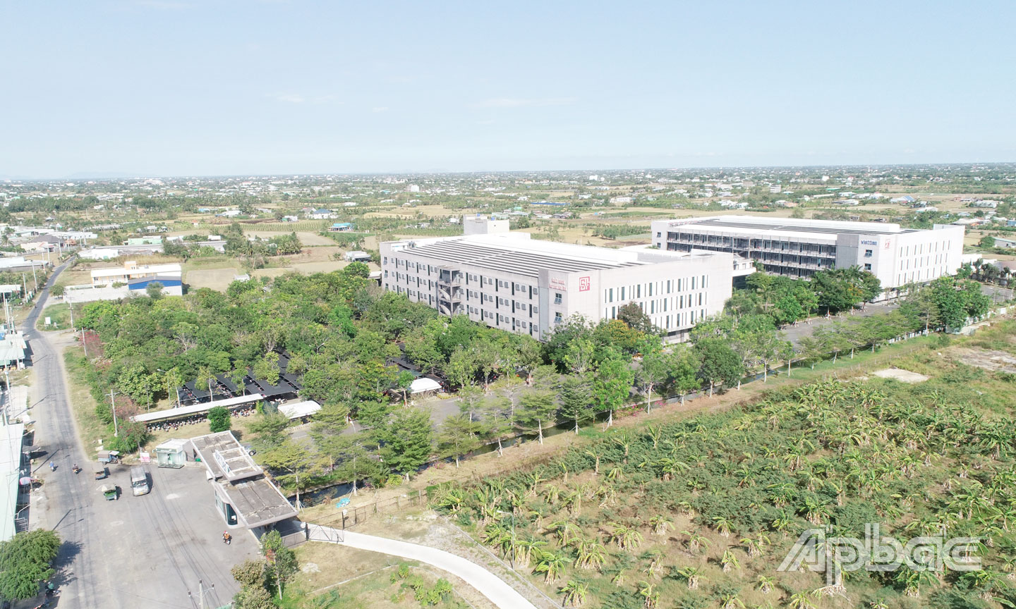 Hiện phường Sơn Qui có nhiều công ty, xí nghiệp sản xuất có sự đầu tư lớn về quy mô, năng suất.  