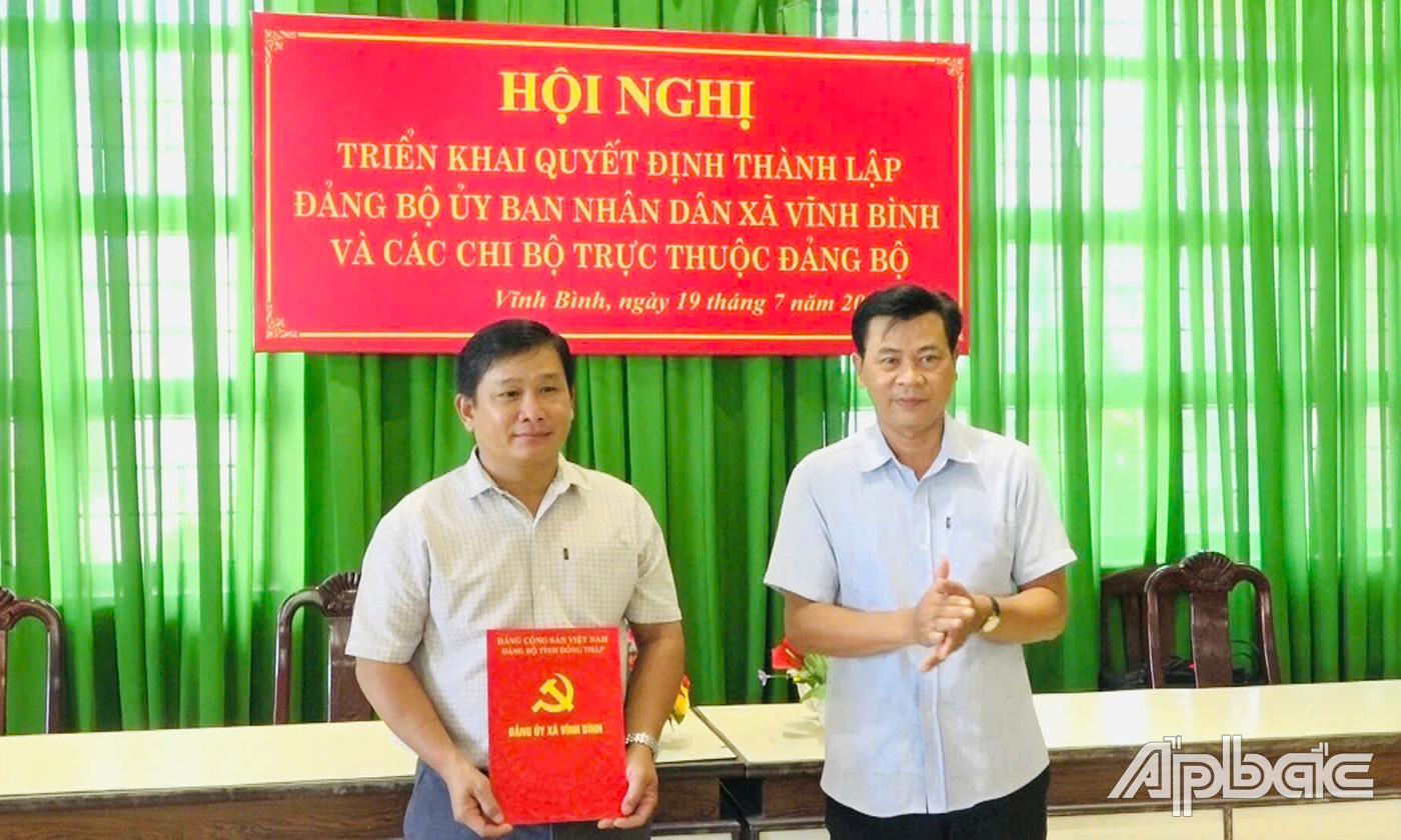 Trao quyết định thanh lập Đảng bộ UBND xã 