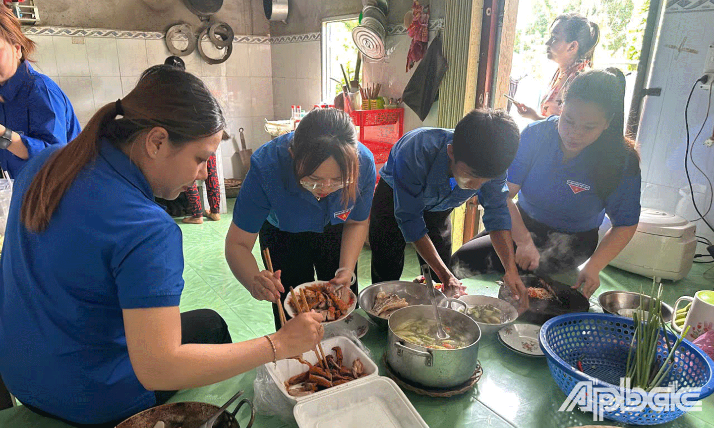 Đoàn viên thanh niên chuẩn bị bửa cơm gia đình bác Nguyễn Thành Vân – gia đình chính sách tại ấp Tân Hòa