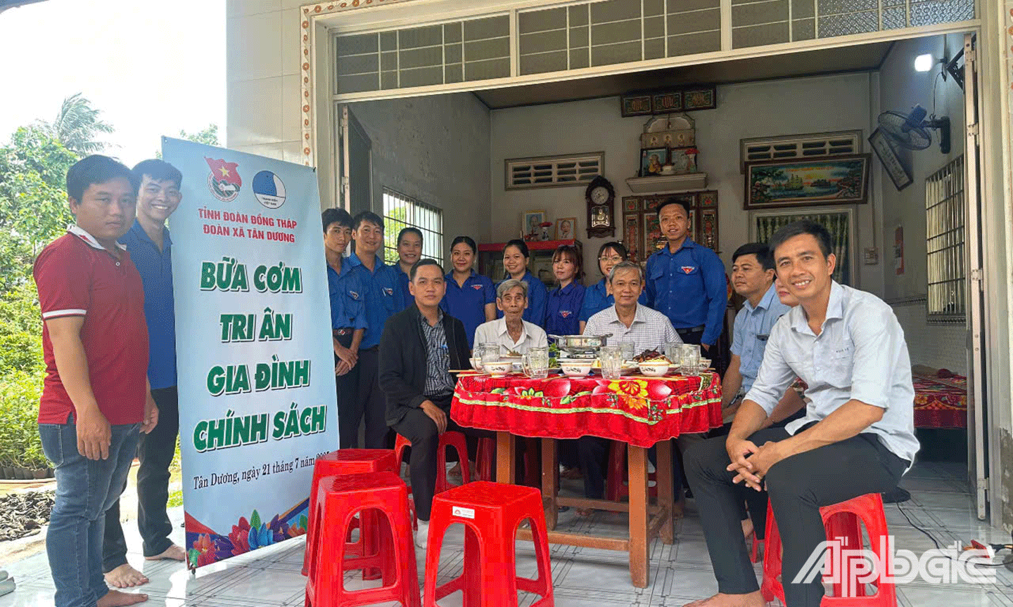 “Bữa cơm tri ân gia đình chính sách” tại gia đình bác Nguyễn Thành Vân 