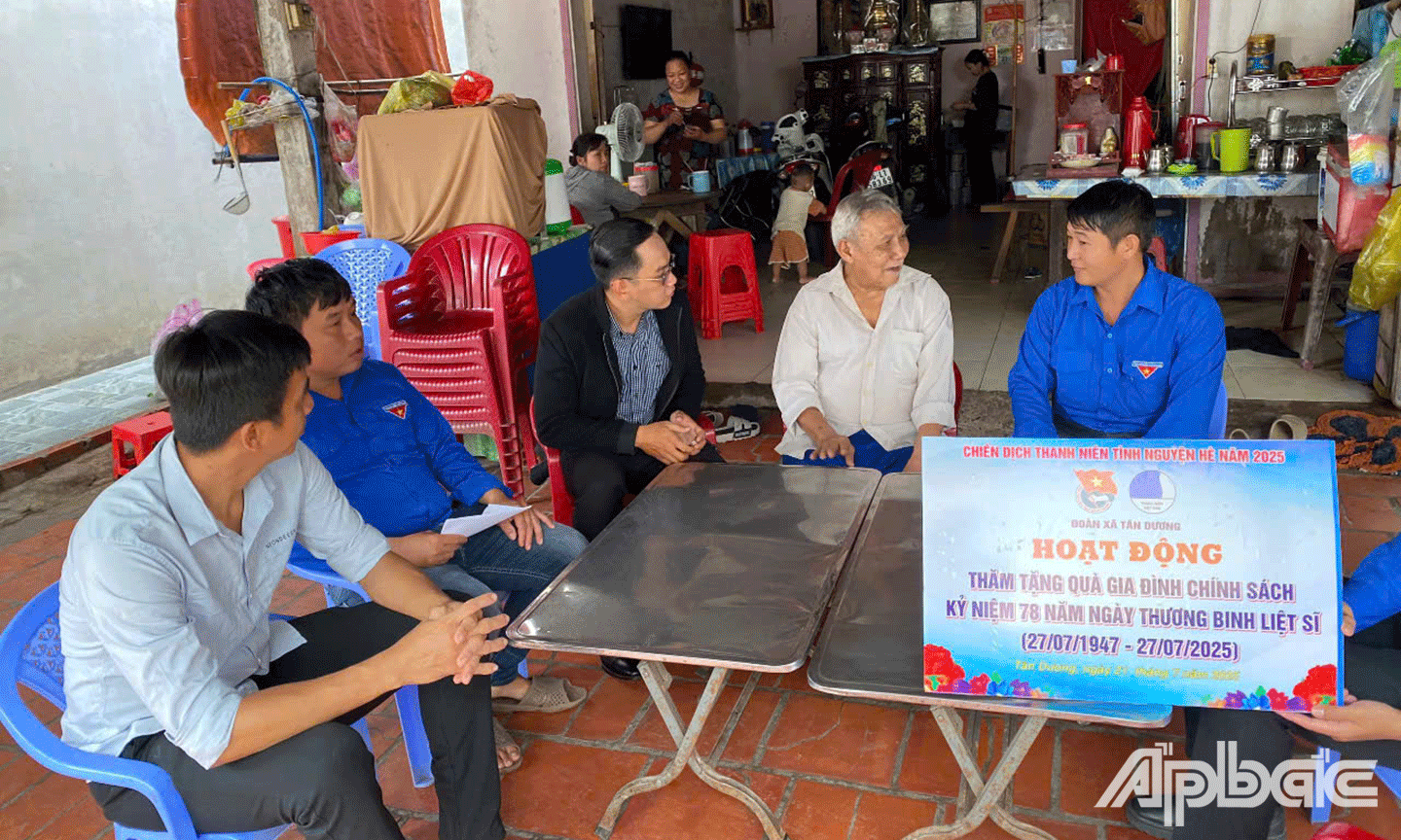 Đoàn xã Tân Dương đã trao tặng 10 phần quà cho các gia đình chính sách trên địa bàn xã. 