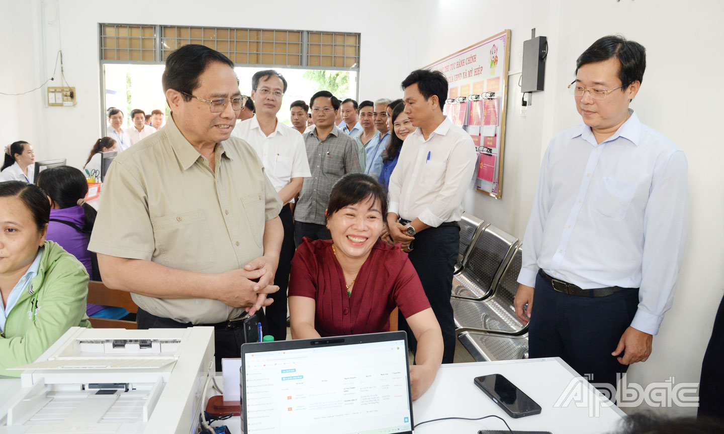 Thủ tướng Chính phủ Phạm Minh Chính thăm hỏi người dân đến thực hiện thủ tục hành chính tại Trung tâm Phục vụ hành chính công xã Mỹ Hiệp.