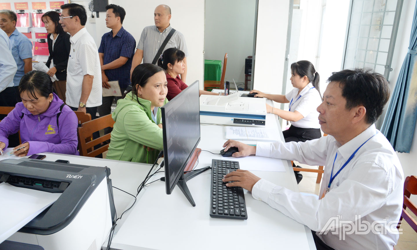 Người dân đến thực hiện các thủ tục hành chính tại Trung tâm Phục vụ hành chính công xã Mỹ Hiệp.