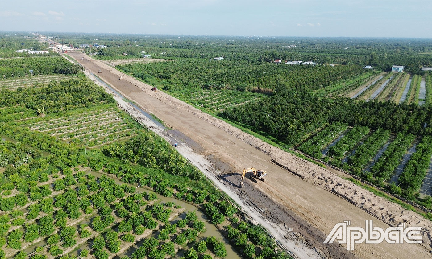 Cùng với Dự án cao tốc Mỹ An - Cao Lãnh giai đoạn 1, hiện trên địa bàn tỉnh Đồng Tháp cũng đang triển khai Dự án cao tốc Cao Lãnh - An Hữu giai đoạn 1.