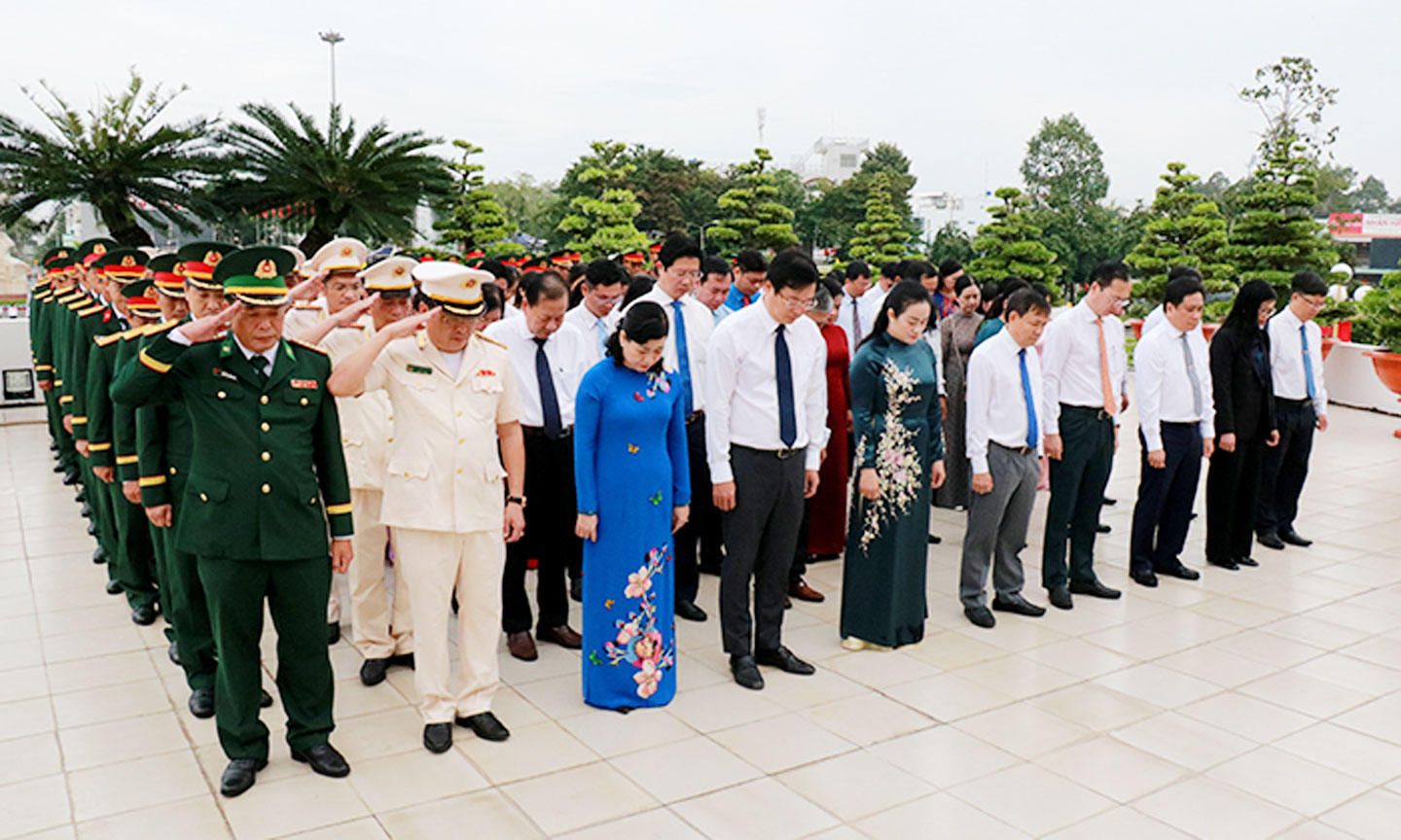 Đại biểu dành phút mặc niệm trước anh linh các anh hùng, liệt sĩ.
