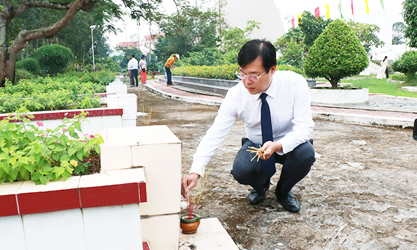 Bí thư Tỉnh ủy Lê Quốc Phong thắp hương tại phần mộ liệt sĩ.