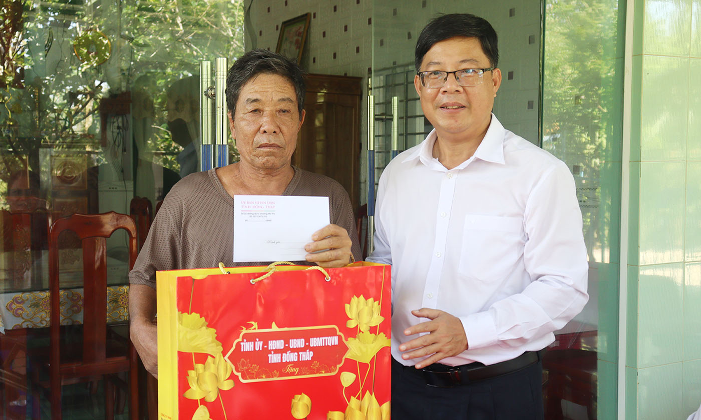 Phó Chủ tịch Hội đồng nhân dân tỉnh Trần Thanh Nguyên thăm, tặng quà ông Trần Văn Bo - thương binh 35%