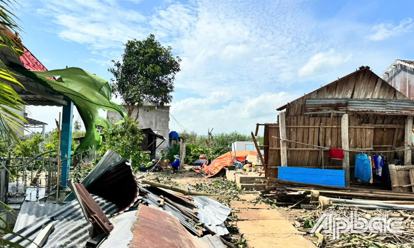 Nhà người dân bị thiệt hại do hoàn lưu bão số 3.
