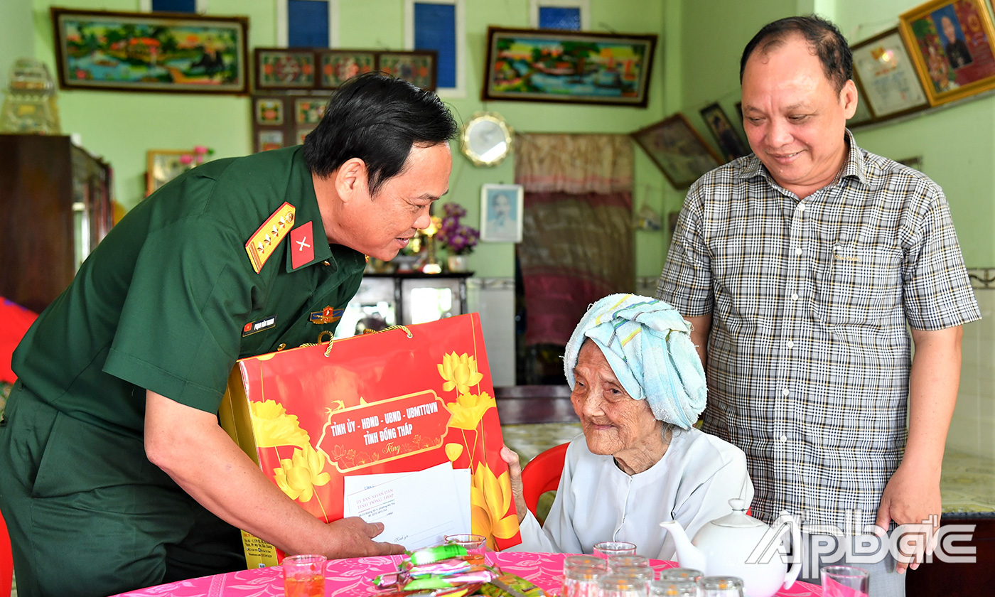 Đại tá Phạm Văn Thanh tặng quà Mẹ Việt Nam Anh hùng Nguyễn Thị Nghiệp, ngụ xã Tân Hộ Cơ, tỉnh Đồng Tháp.