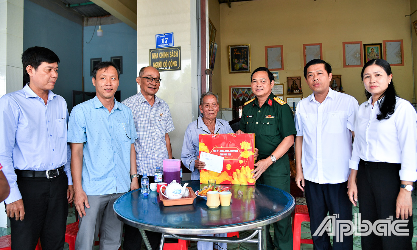 Đoàn công tác tặng quà cho ông Nguyễn Đòi (cha liệt sĩ Nguyễn Văn Tiến), ngụ xã Tân Hồng, tỉnh Đồng Tháp.