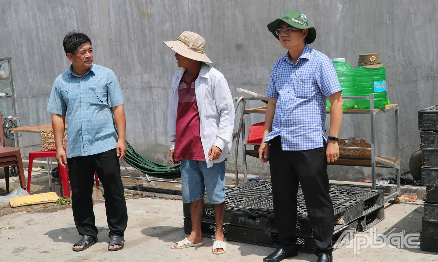 Đồng chí Nguyễn Đức Thịnh kiểm tra công tác khắc phục thiệt hại  do lốc xoáy tại xã Ba Sao.