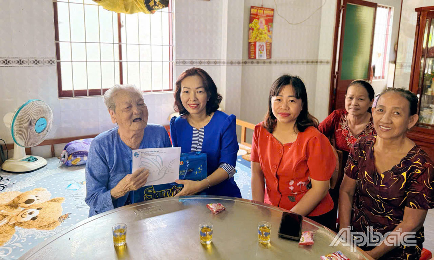 Lãnh đạo Hội Liên hiệp Phụ nữ tỉnh thăm, tặng quà gia đình chính sách.