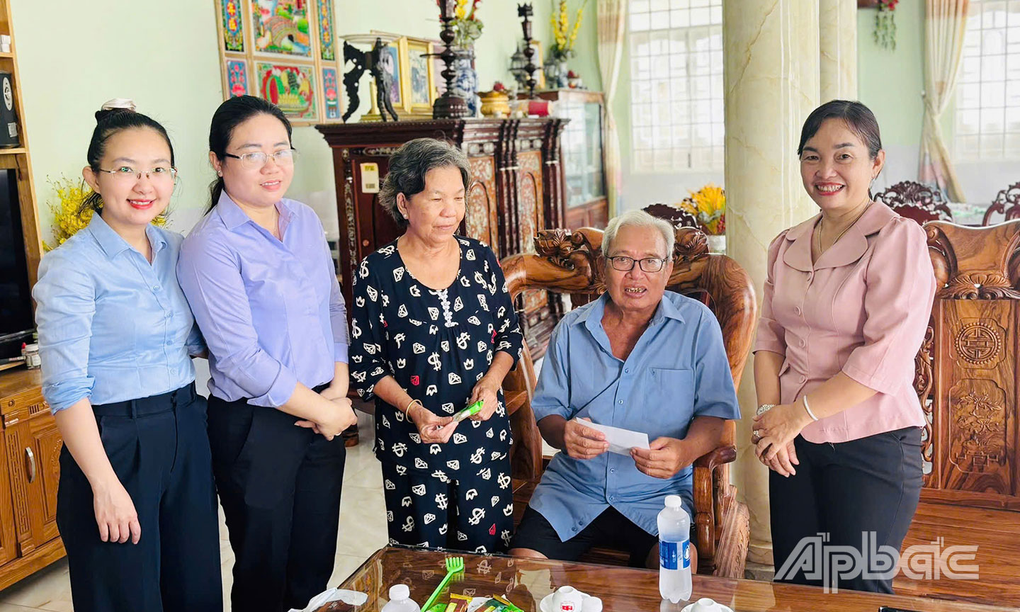 Đảng ủy, UBND xã Bình Ninh thăm, tặng quà gia đình chính sách.