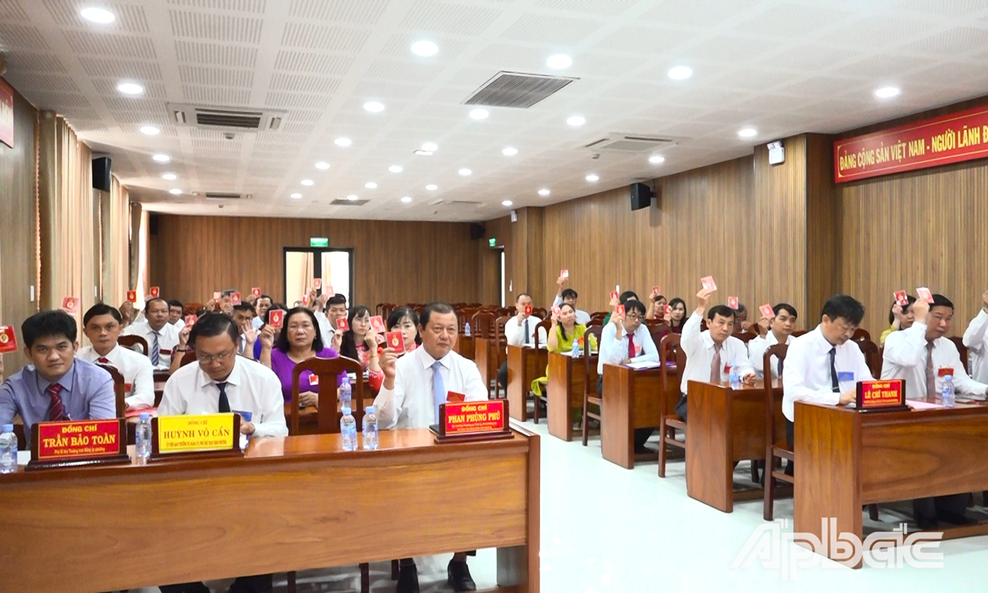 Đại biểu biểu quyết.