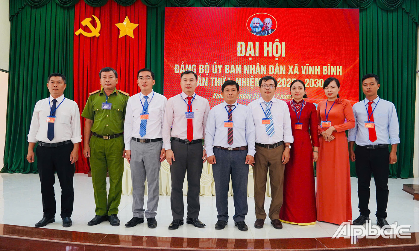 Đại biểu khách mời chụp ảnh cùng BCH Đảng bộ UBND xã