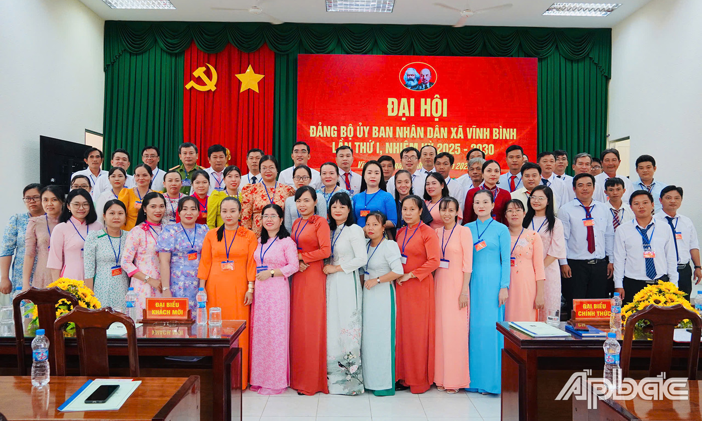 Đại biểu chụp ảnh lưu niệm