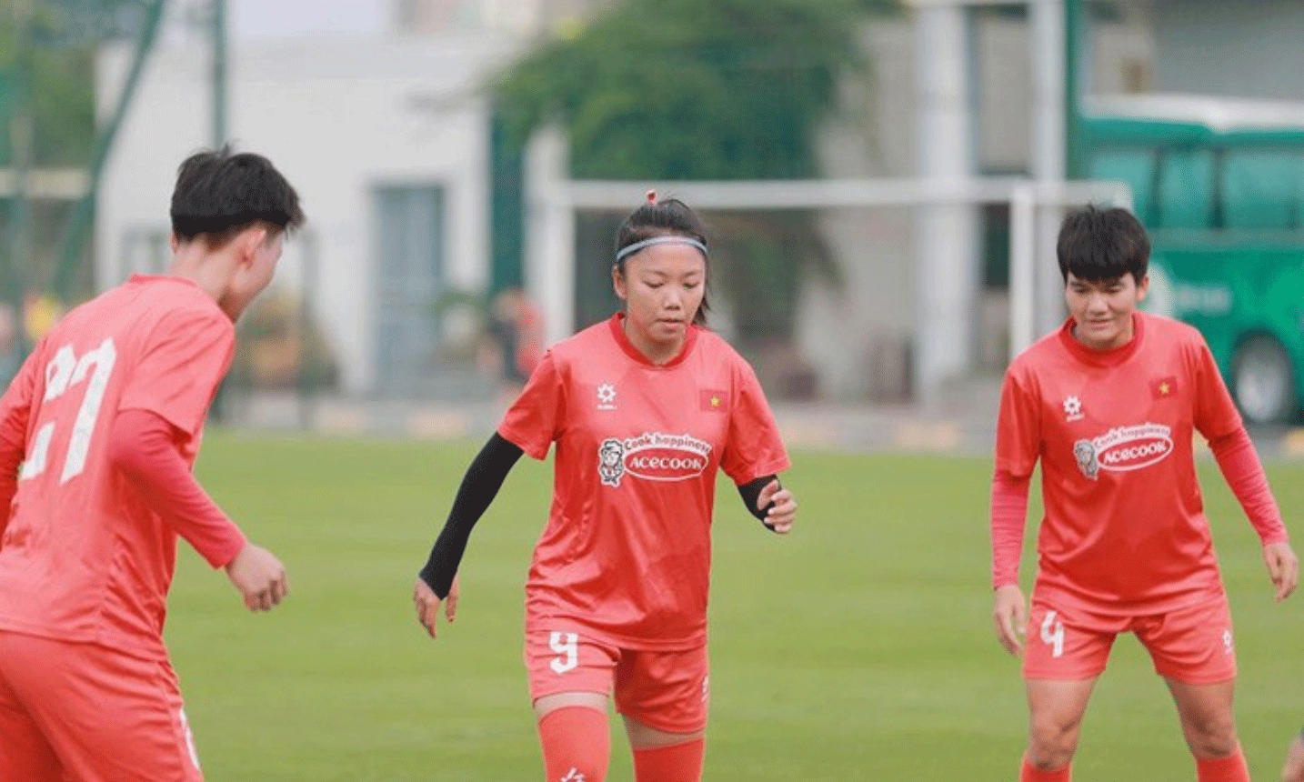 Huỳnh Như cùng các đồng đội tập luyện. (Ảnh: VFF)