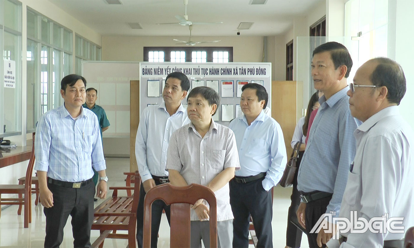 Đồng chí Phan Văn Thắng, Phó Bí thư Tỉnh ủy khảo sát tại Trung tâm Phục vụ hành chính công tỉnh Đồng Tháp.