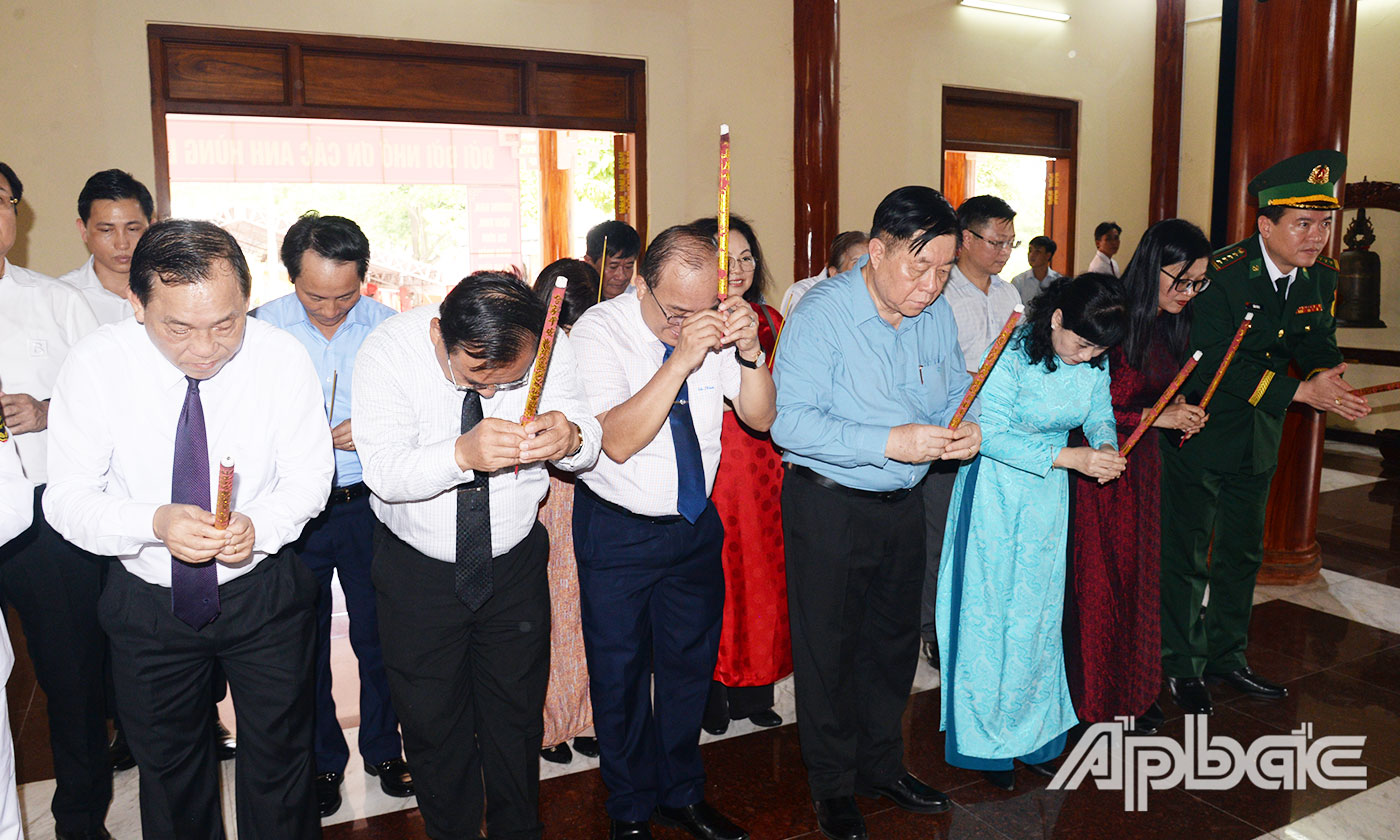 Đồng chí Nguyễn Trọng Nghĩa cùng đoàn đặt tràng hoa, dâng hương tại Đền thờ Liệt sĩ Gò Công.