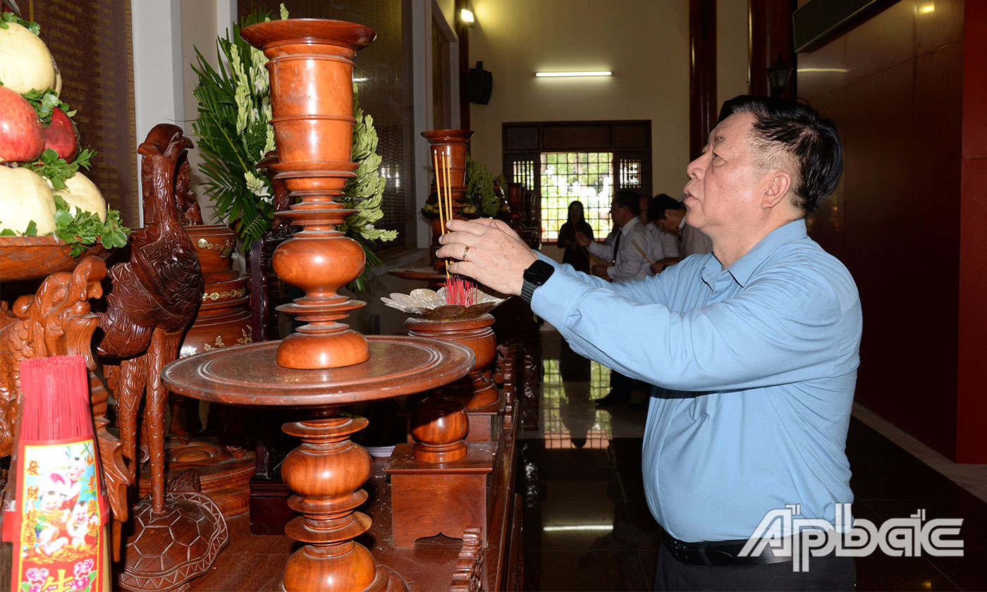 Đồng chí Nguyễn Trọng Nghĩa thắp hương tại Đền thờ Liệt sĩ Gò Công.