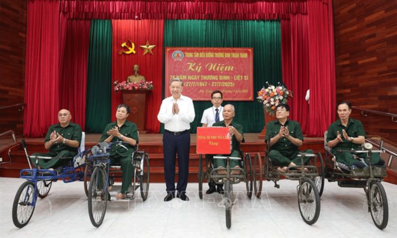 Nhân kỷ niệm 78 năm Ngày Thương binh - Liệt sĩ (27/7/1947 - 27/7/2025), chiều 15/7/2025, Tổng Bí thư Tô Lâm cùng Đoàn công tác Trung ương tới thăm hỏi, tặng quà thương binh, bệnh binh tại Trung tâm Điều dưỡng thương binh Thuận Thành (phường Ninh Xá, tỉnh Bắc Ninh). Ảnh: Thống Nhất/TTXVN