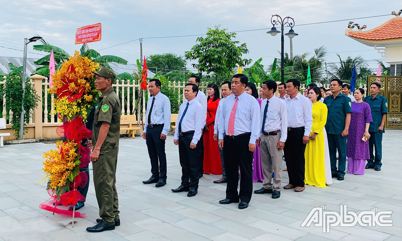 Các đại biểu tổ chức Đoàn viếng Di tích chiến thắng Ao Vông.