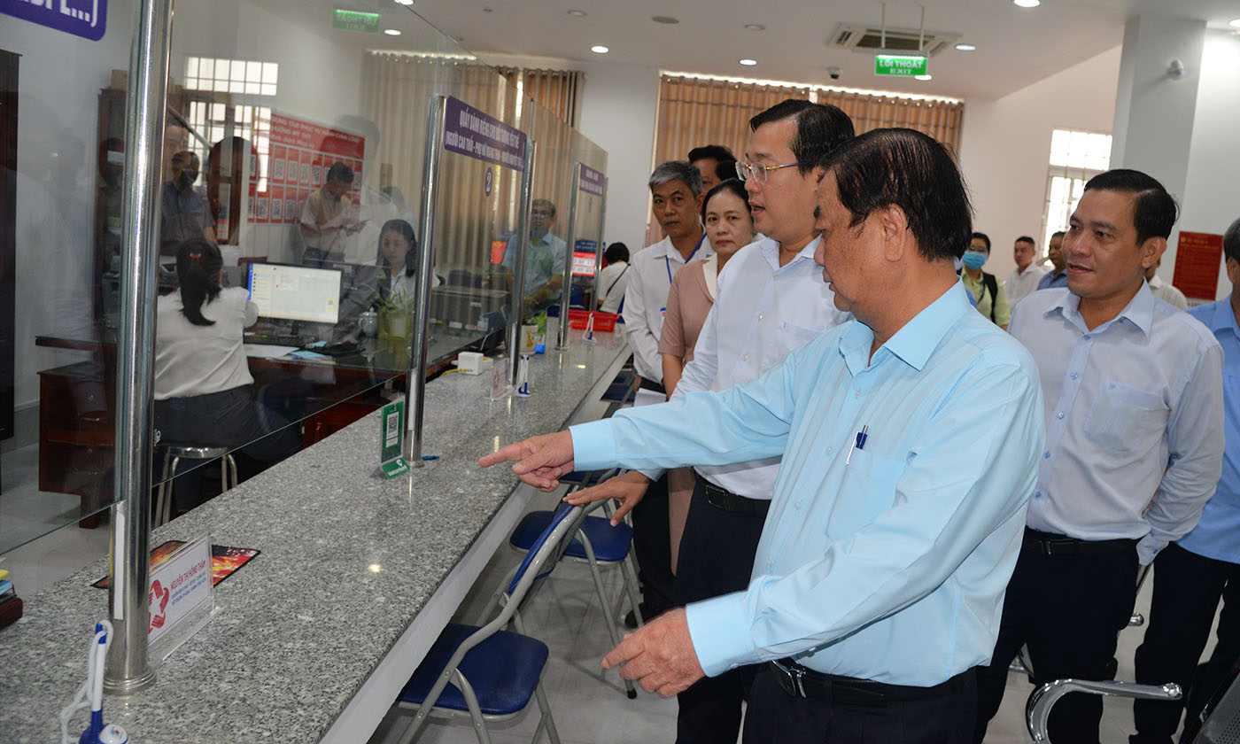 Phó Chủ tịch Quốc hội Lê Minh Hoan trao đổi, thăm hỏi việc vận hành Trung tâm.