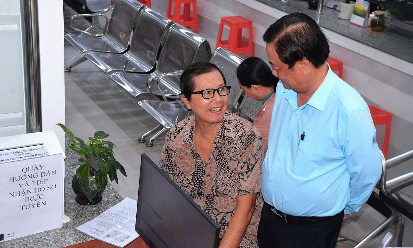 Phó Chủ tịch Quốc hội Lê Minh Hoan trao đổi với người dân đến thực hiện các thủ tục hành chính tại Trung tâm Phục vụ hành chính công phường Mỹ Tho.