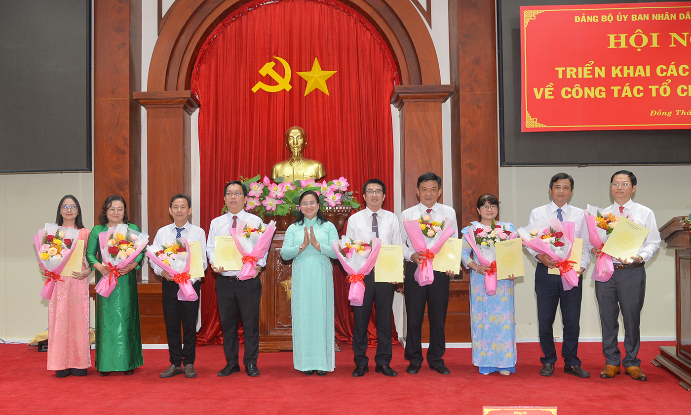 đồng chí Huỳnh Thị Hoài Thu, Tỉnh ủy viên, Phó Bí thư Đảng ủy UBND tỉnh trao Quyết định thành lập, chỉ định và bổ nhiệm cán bộ các cơ quan tham mưu, giúp việc Đảng uỷ.