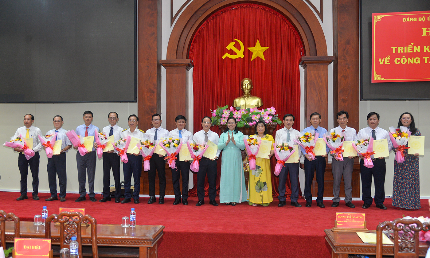 Đồng chí Huỳnh Thị Hoài Thu trao Quyết định thành lập tổ chức Đảng.