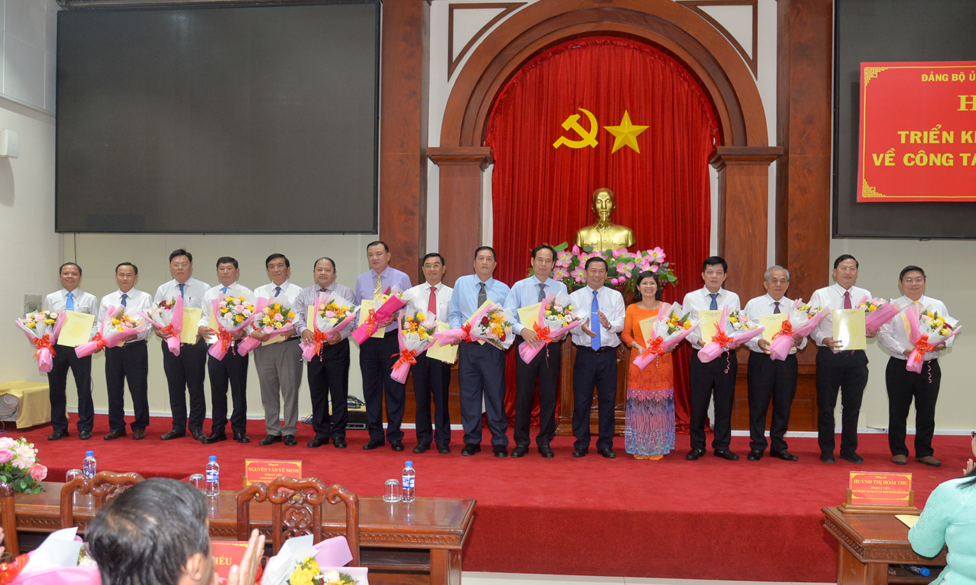  Phạm Văn An, Tỉnh uỷ viên, Chánh Thanh tra tỉnh Đồng Tháp trao Quyết định thành lập và tặng hoa chúc mừng các tổ chức Đảng