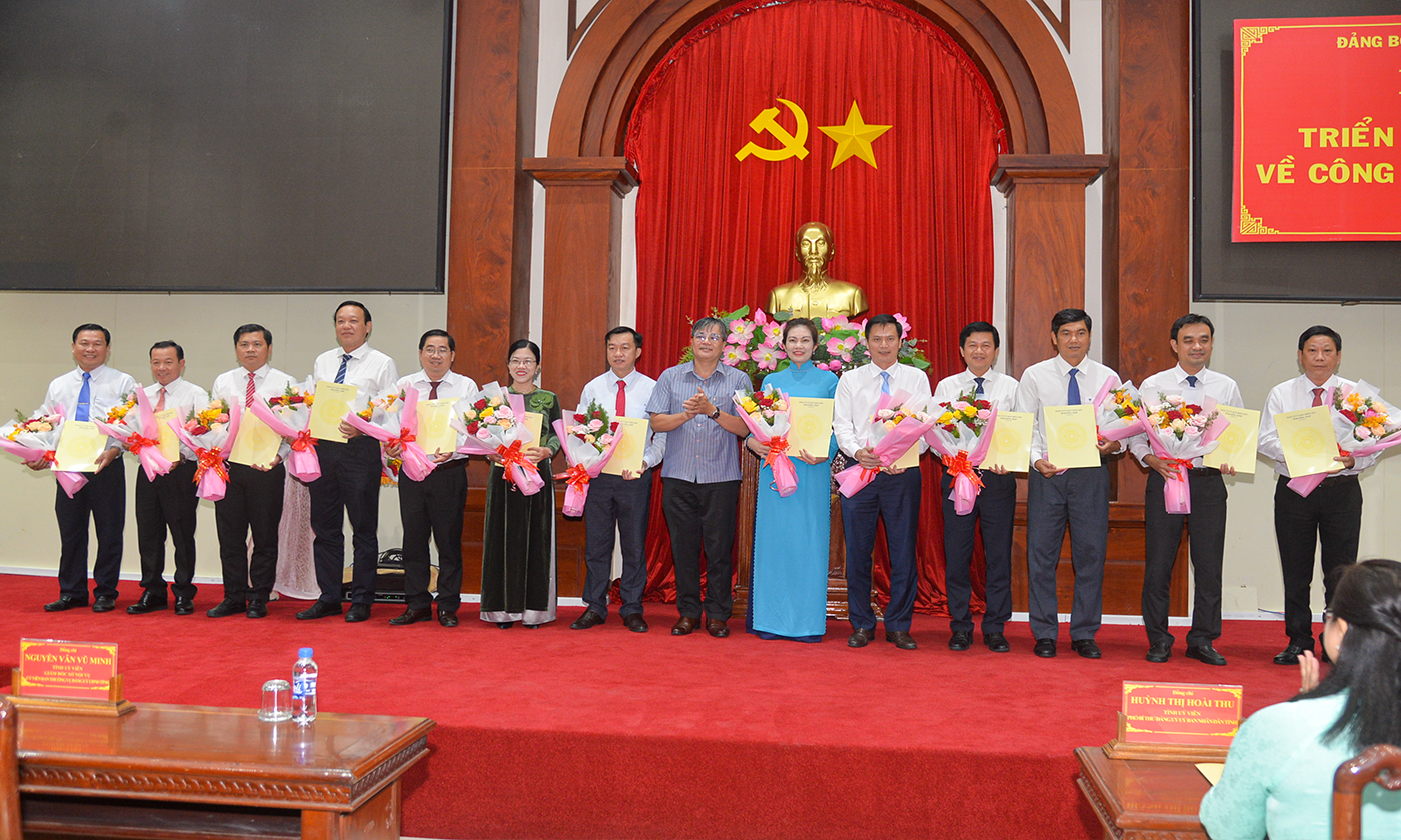  Đồng chí Đỗ Quốc Chương, Phó Trưởng Ban Tổ chức Tỉnh ủy trao Quyết định thành lập